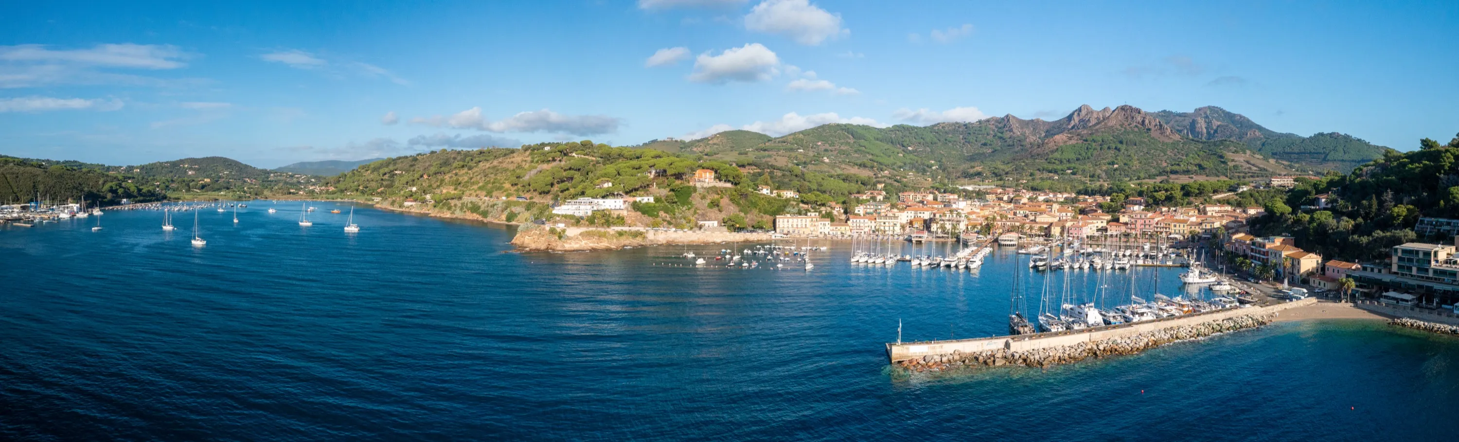 Le port et le village de Porto Azzurro, sur l’île d’Elbe, vus depuis la baie