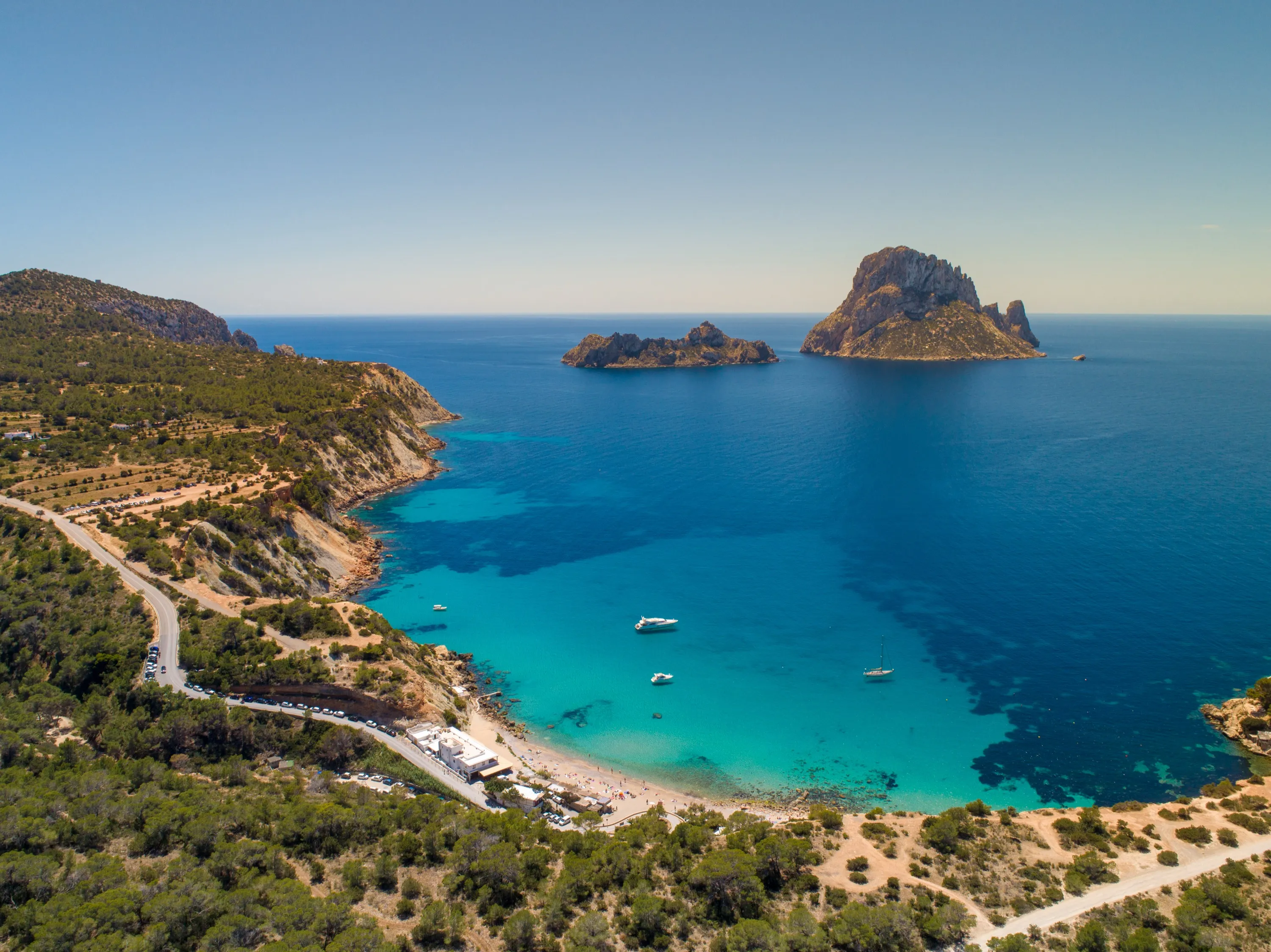 La crique de Cala d’Hort face aux îlots d’Es Vedrà et d’Es Vedranell, à Ibiza